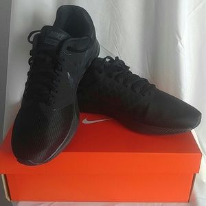 NIKE DOWNSHIFTER 7 ATHLETIC SHOE